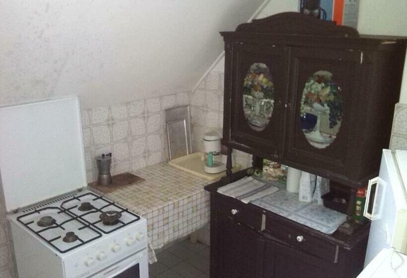 Четырехместный номер эконом класса с общей ванной комнатой, Hutter Vendégház