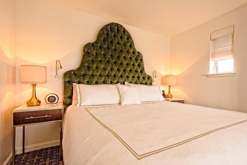 스위트 킹사이즈 침대, The Historic Cavalier Hotel And Beach Club Autograph Collection