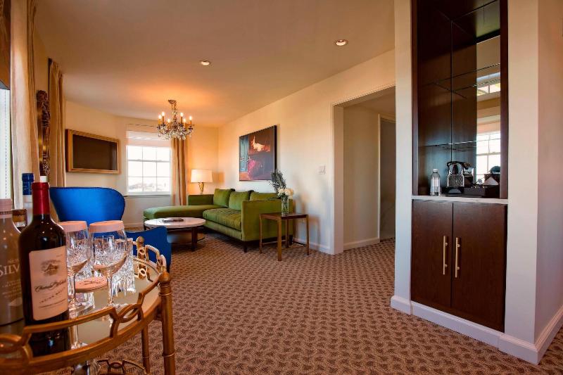스위트 킹사이즈 침대, The Historic Cavalier Hotel And Beach Club Autograph Collection