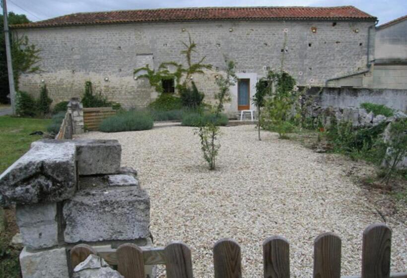Семейный Номер, La Cour Des Cloches
