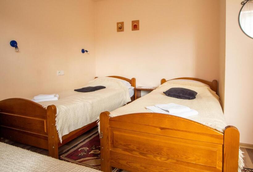 Quarto Triplo Estandar, Willa Bliska
