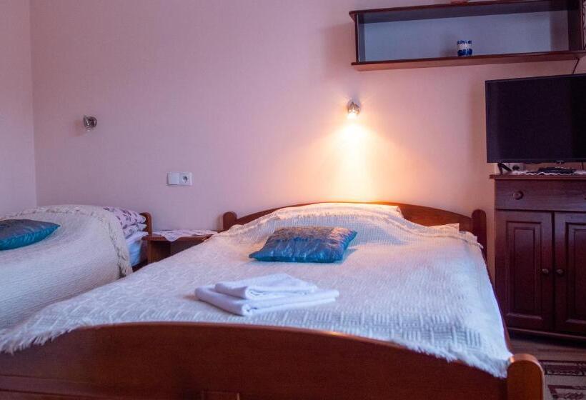 Quarto Familiar, Willa Bliska