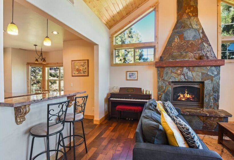 침실 1개 주택, Hilltop Hideaway W/ Game Room & Forest Views!