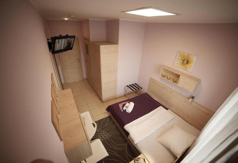 Стандартный Номер Кровать Кинг, Standard Delegacyjny Bed & Breakfast