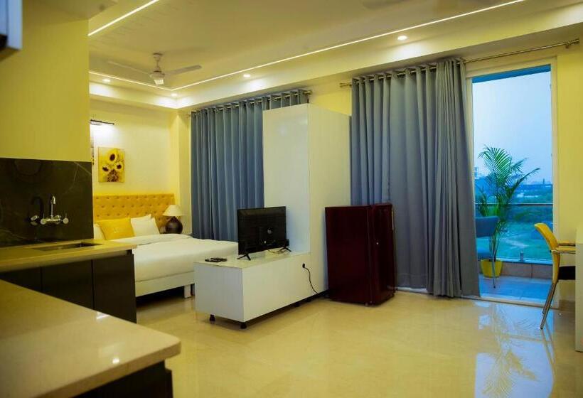 Студио Стандарт с Балконом, Lime Tree Luxury Studio   Service Apartment Near Artemis Hospital ,gurgaon