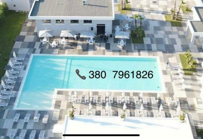 Номер Стандарт, Poolside