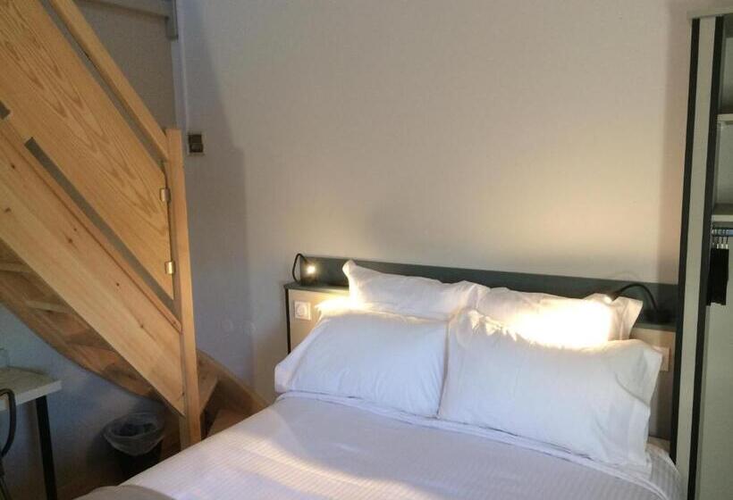 Семейный Номер, Hôtel Azur