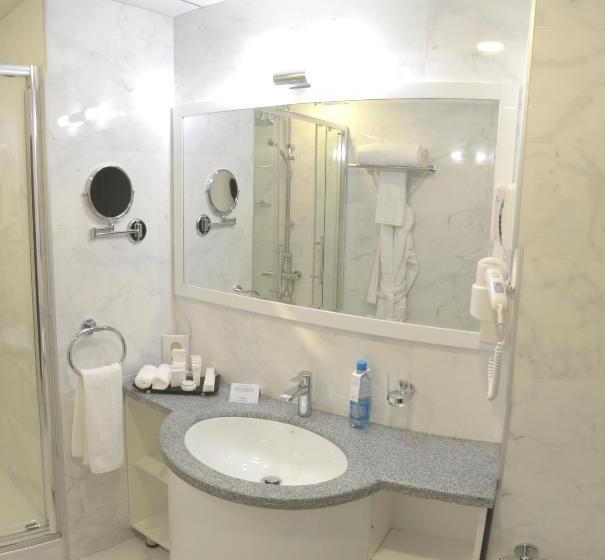 带大床的豪华间, Ramada By Wyndham Bishkek Centre