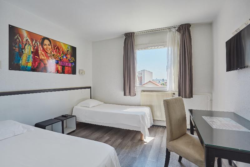 Номер Стандарт, Hôtel Cinépole   Proche Paris