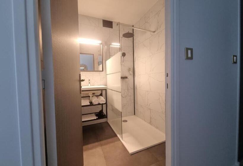 Номер Стандарт Трехместный, Hôtel Le Prieuré