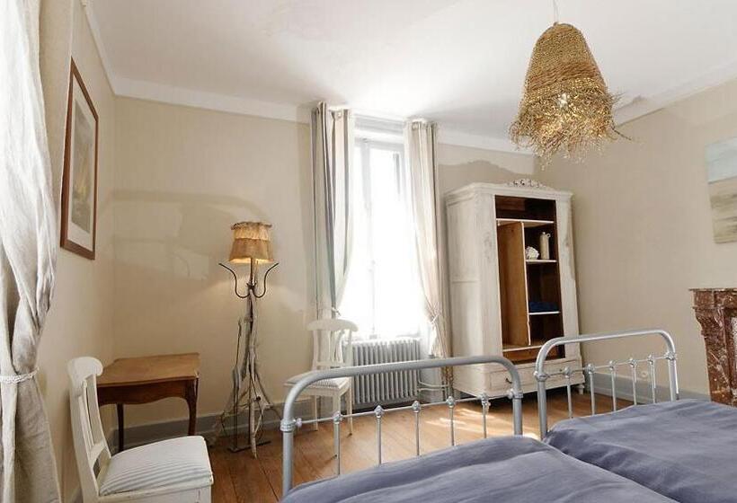 Четырехместный Номер Стандарт Вид на Сад, Château D Arfeuilles Chambres Et Tables D Hôtes
