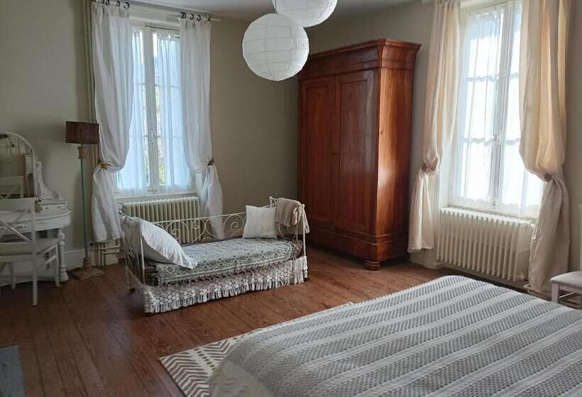 Четырехместный Номер Стандарт Вид на Сад, Château D Arfeuilles Chambres Et Tables D Hôtes