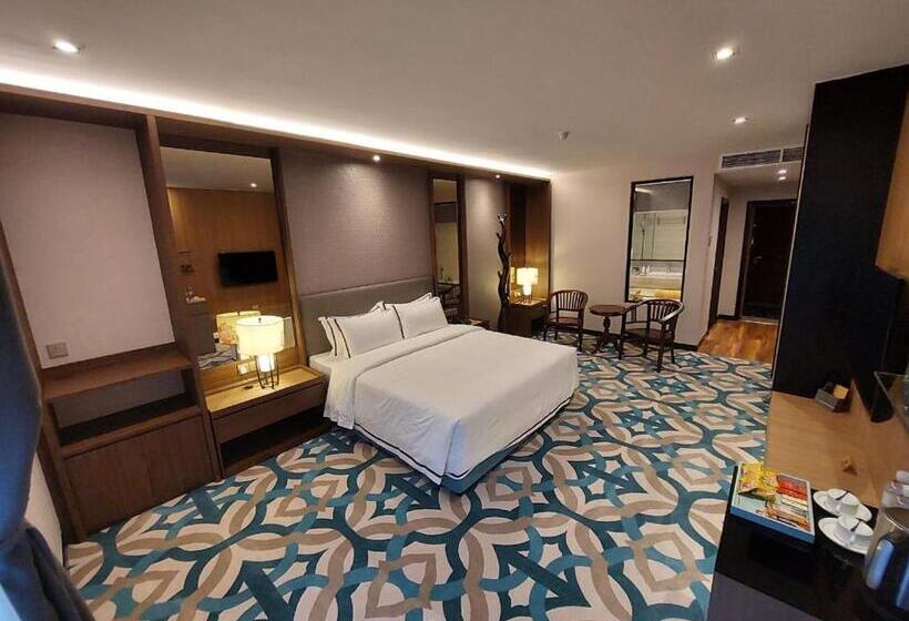 Camera Executive, Christee Suites
