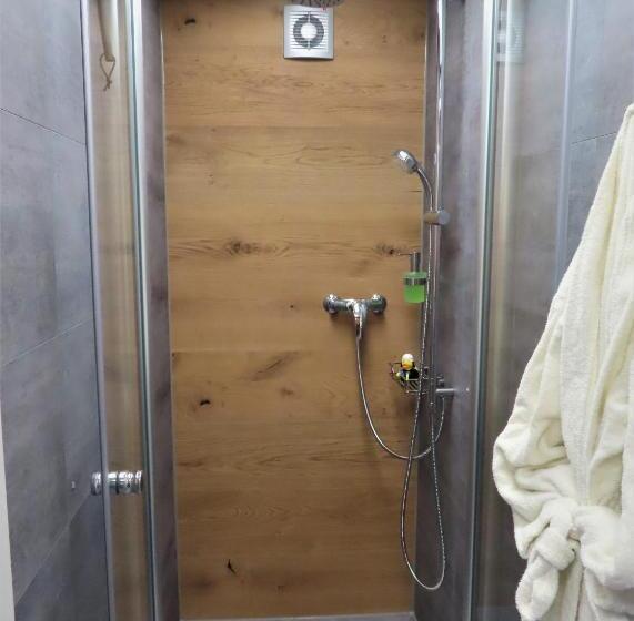 标准单人间共用浴室, Gasthaus Alpina