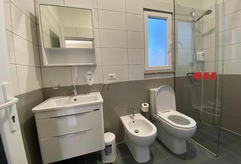 Трехместный Номер Стандарт с Балконом, Kompleksi Jakaj