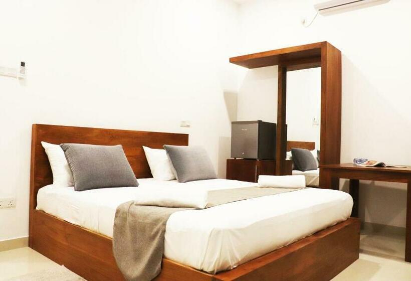 اتاق لوکس با بالکن, Marakolliya Beach Resort