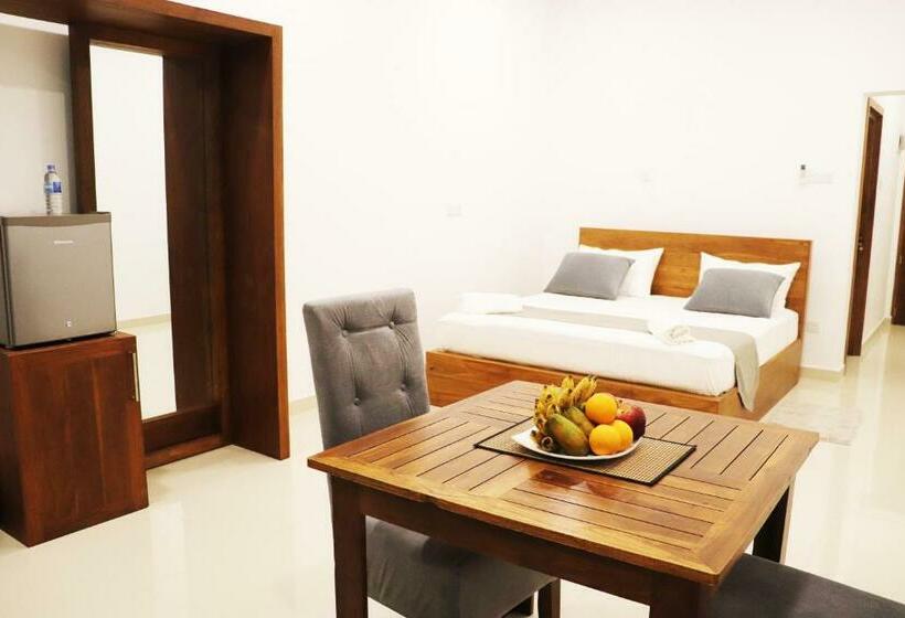 اتاق لوکس با بالکن, Marakolliya Beach Resort