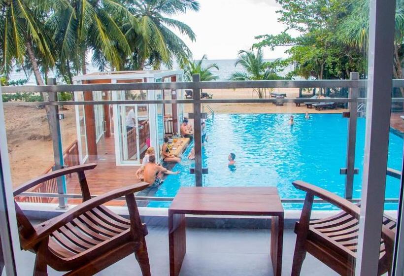 اتاق خانوادگی با چشم‌انداز دریا, Marakolliya Beach Resort