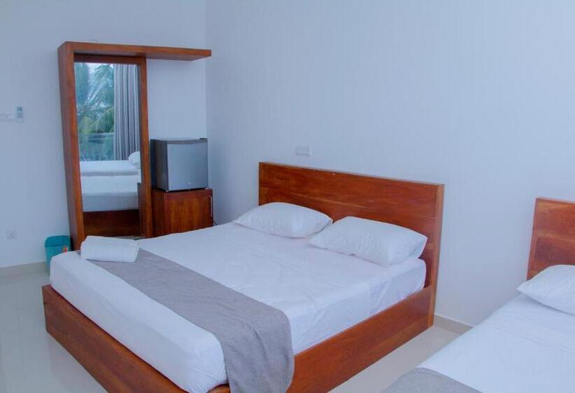 اتاق لوکس با چشم‌انداز دریا, Marakolliya Beach Resort