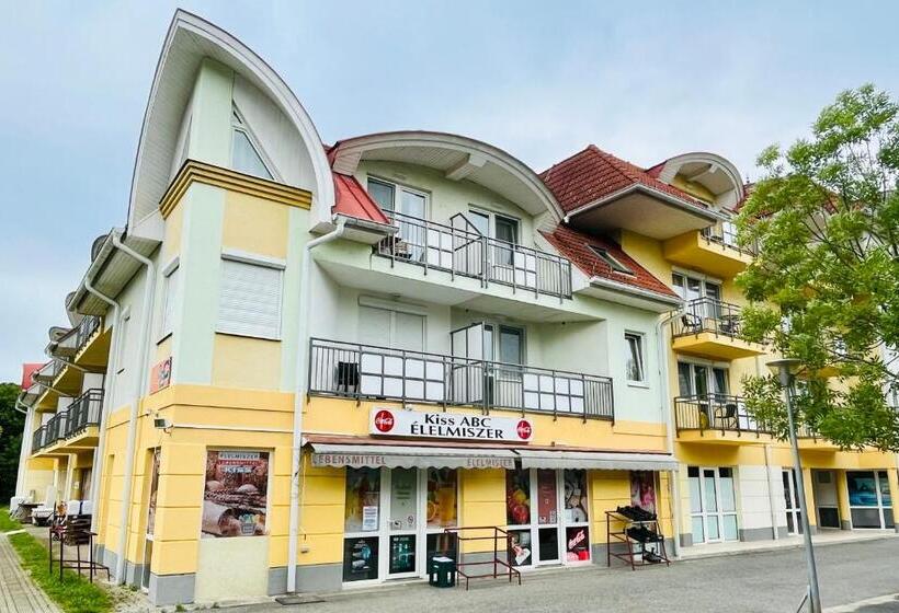 Апартаменты 1 Спальня с Террасой, Gyöngy Apartman