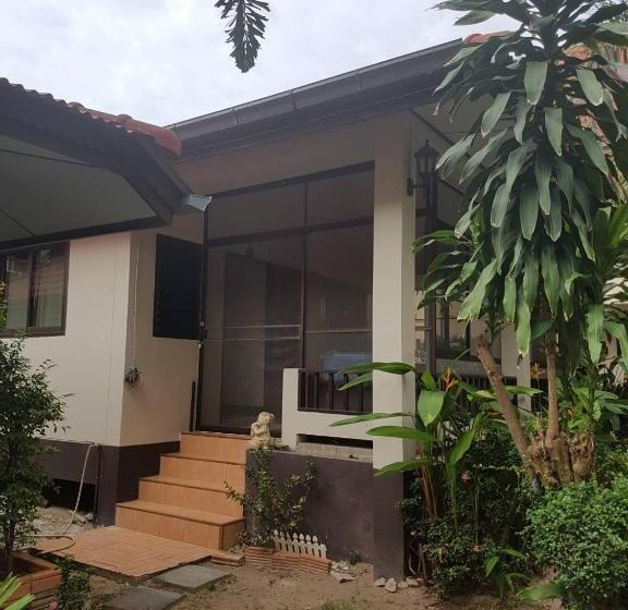 בקתה סטנדרטית, Niracha Chaweng House