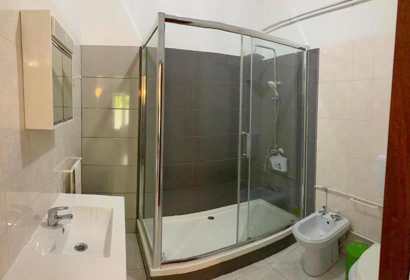 اتاق استاندارد سه تخته با بالکن, The Central Guesthouse