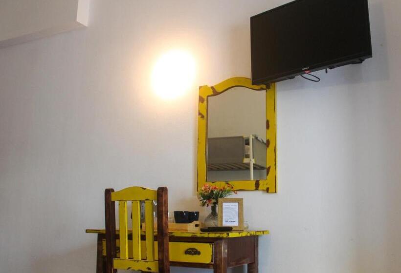 اتاق استاندارد چهار تخته, The Central Guesthouse