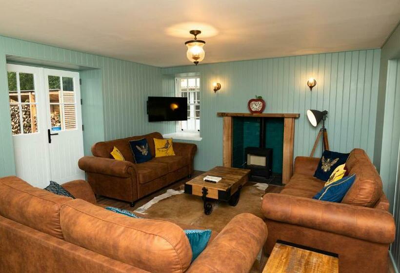 Дом 1 Спальня, Netherdale House & The Coach House