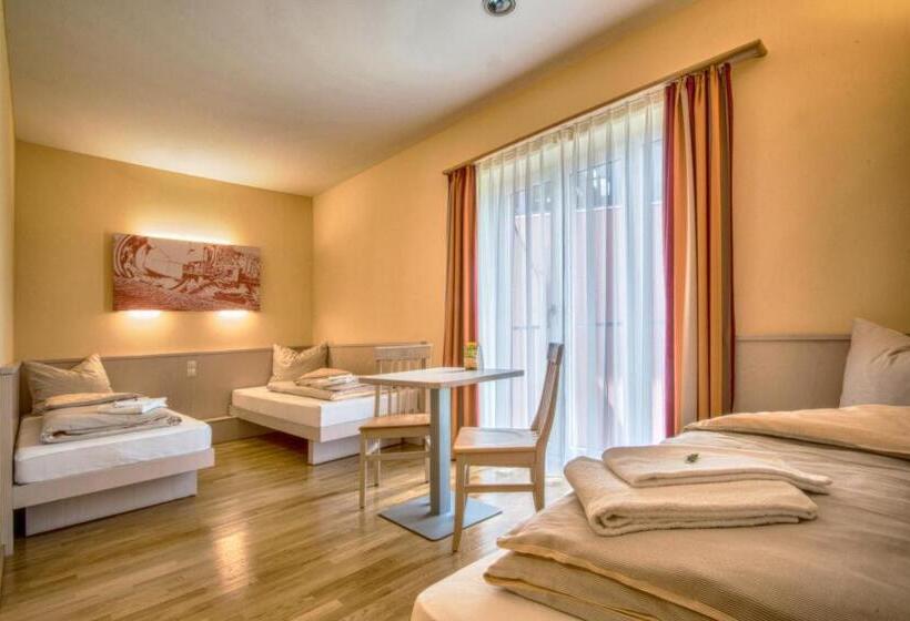 Четырехместный Номер Стандарт, Jufa Hotel Im Brückenkopfpark   Jülich
