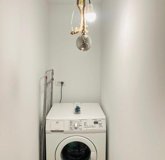 استودیوی استاندارد, Oneluxstay Near Fashion District
