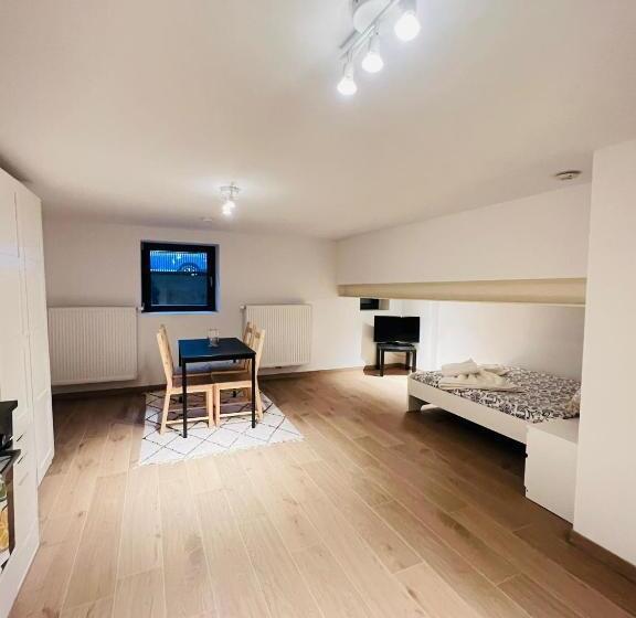استودیوی استاندارد, Oneluxstay Near Fashion District