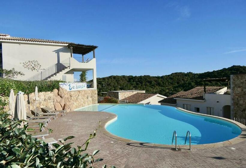 Апартаменты 2 Спальни, Residence Con Piscina A 4 Km Da Baja Sardinia