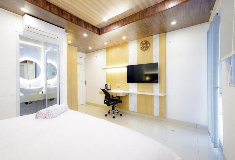 اتاق لوکس, Urbanview Hotel Kota Tua Jakarta