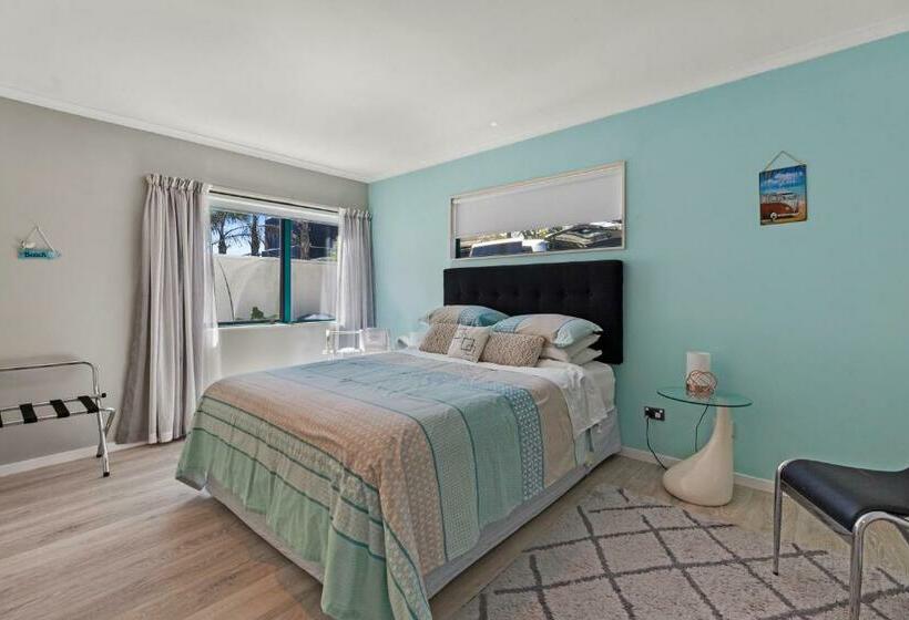 Номер Deluxe, Two Rooms With One Queen Size Bed In Each Room One Bathroom For The Two Rooms