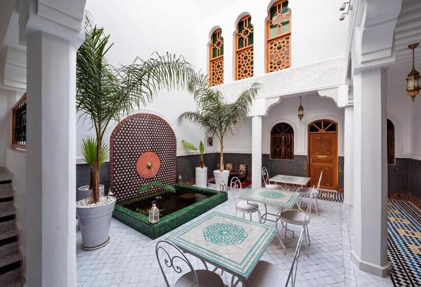 اتاق لوکس, Emma S Riad