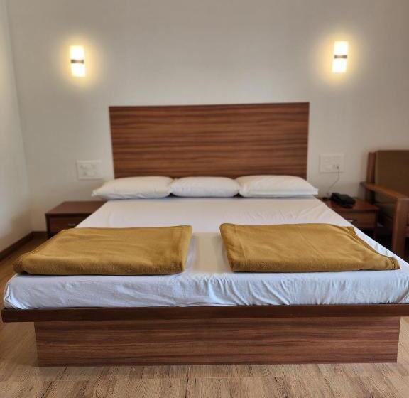 Люкс с Балконом, Regal Panhala Residency