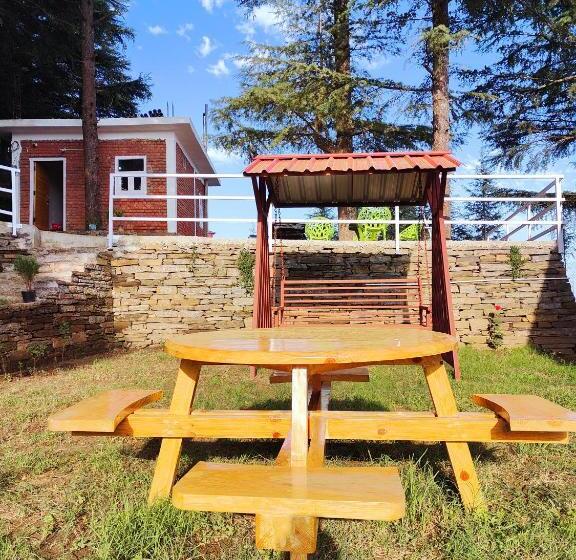 발코니 디럭스 룸, The Roots Hotel & Resort Jalna Almora