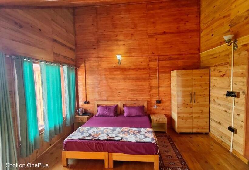 발코니 디럭스 룸, The Roots Hotel & Resort Jalna Almora