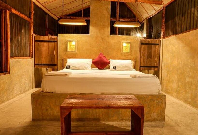 Люкс с Бассейном, Raalmadu Resort