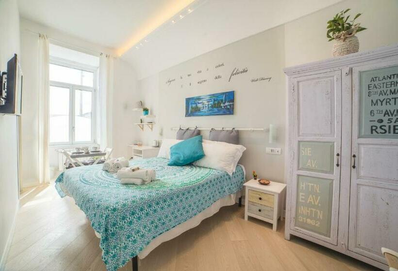 Triple Room Sea View, Bed In Naples