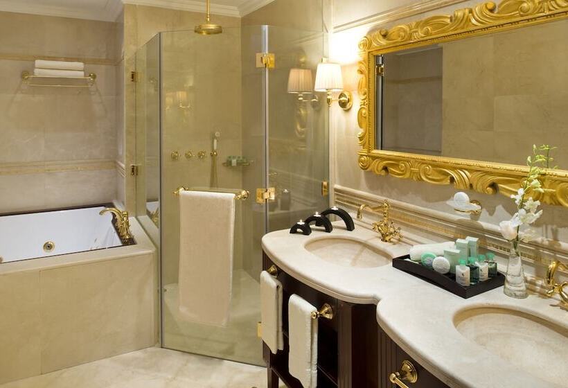 اتاق لوکس, Warwick Doha