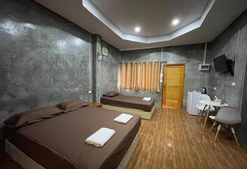 Номер Стандарт Трехместный, บ้านภัทร์จรัส น่าน   Baan Patjarad Nan