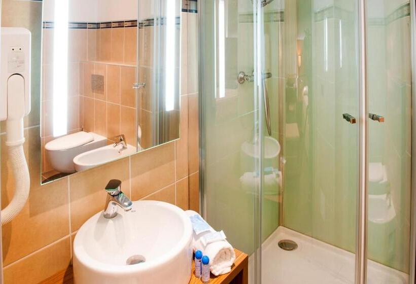 חדר סטנדרט לארבעה, Hôtel La Source