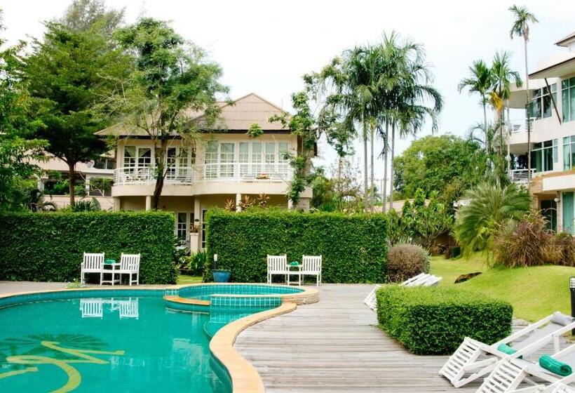 اتاق سوپریور با چشم‌انداز استخر, Maka Thanee Resort