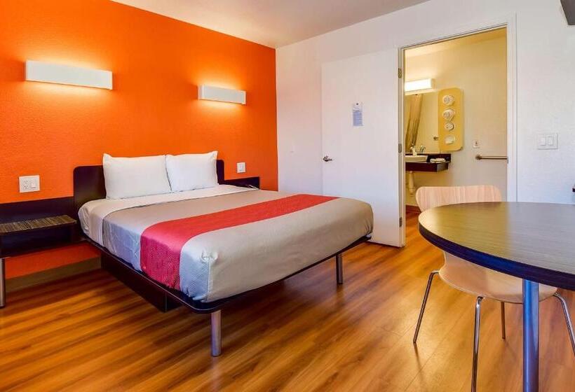 חדר סטנדרט מותאם לאדם עם מוגבלויות, Motel 6 Riverside, Ca  South
