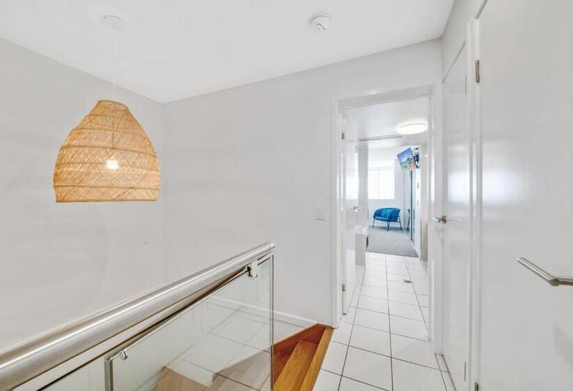 Superior 3-bedroom flat with sea view, Echelon Apartments Yeppoon
