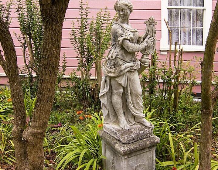 이코노미 룸, Gingerbread Mansion