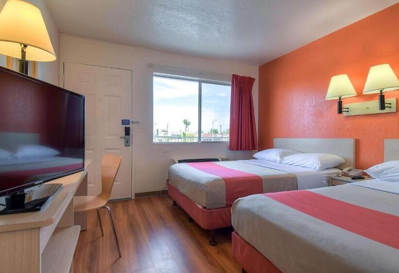 Четырехместный номер Премиум, Motel 6 Stanton, Ca