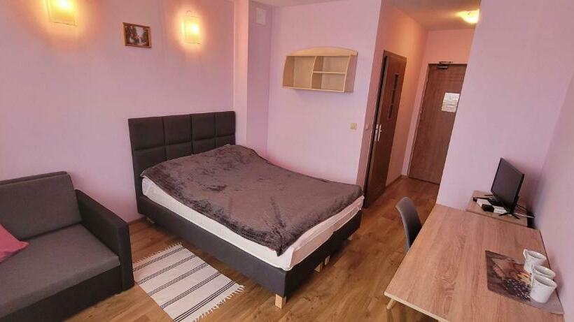 家庭山景房, Willa Monika