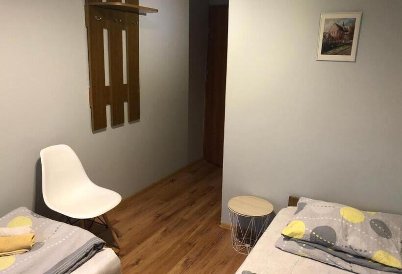 Номер Стандарт, Stajnia Pod Dębem